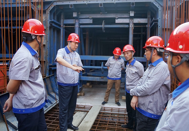 田野董事长在施工现场与项目部治理人员探讨管廊台车模板施工工艺